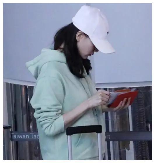 刘诗诗现身上海 状态极好  又美又飒