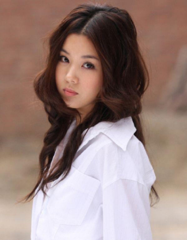 冯巩“女儿”都32了？低调零绯闻似少女，与老公王雷甜蜜11年