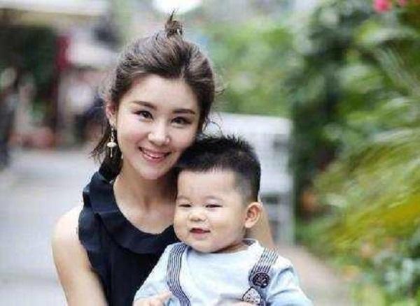 冯巩“女儿”都32了？低调零绯闻似少女，与老公王雷甜蜜11年