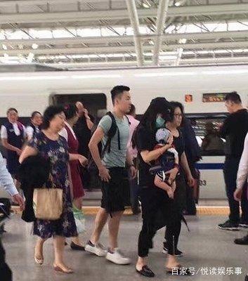 黄晓明老婆杨颖晒出儿子照片，“小海绵”成长迅速，杨颖流露母爱