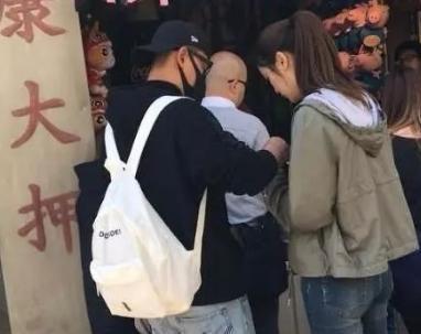 林峰和张馨月甜蜜出游, 她能坐实女朋友身份, 在于她真的很低调!