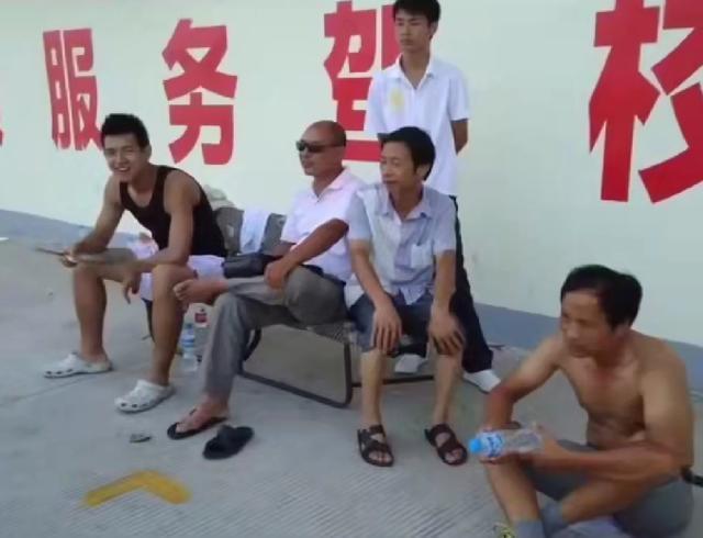 李现考驾照图片曝光！脚上的拖鞋样式成亮点，这鞋不信你没有