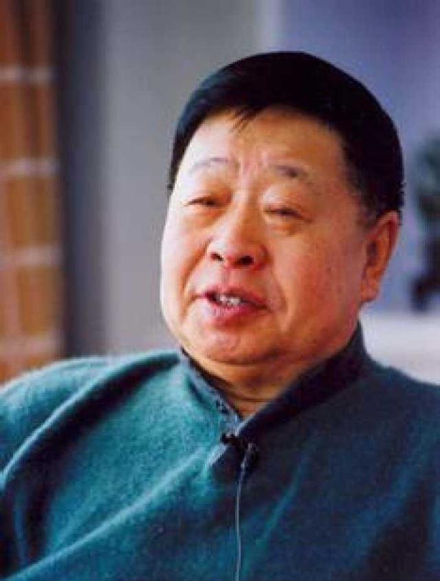 ​第一届春晚，相声演员当起了主持人，还把道具给吃了