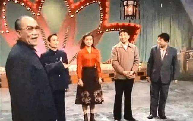 第一届春晚，相声演员当起了主持人，还把道具给吃了