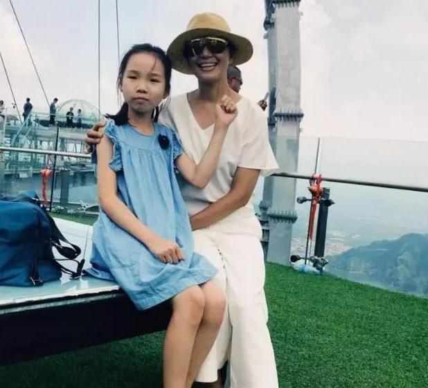 导演汪俊坚持丁克与妻离婚，50多岁仍单身无子，前妻再婚儿女双全