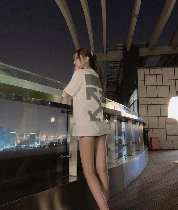腐团儿昨夜更博：普通白T也遮不住好身材，下衣失踪法太显腿长！