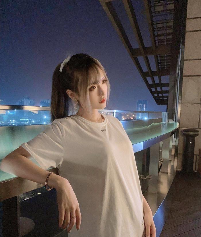 腐团儿昨夜更博：普通白T也遮不住好身材，下衣失踪法太显腿长！