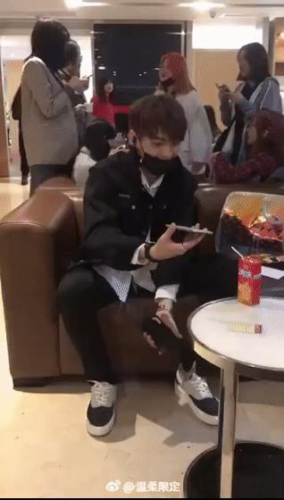 许凯被粉丝围堵遇麻烦，手机被踩碎却没有生气，发博看出人品
