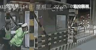 央视调查“失控奔驰车”事件，披露行车记录仪，到底谁在撒谎？