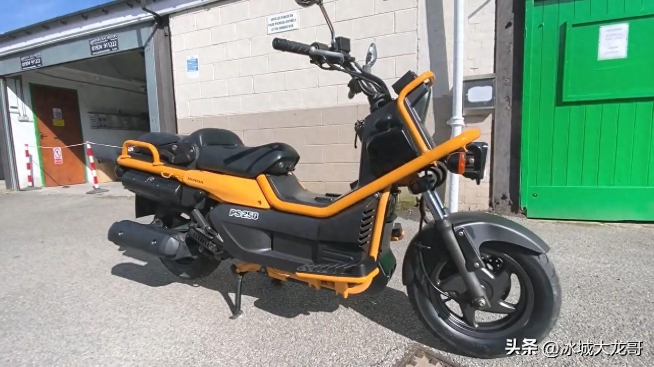 ​本田经典踏板大金刚PS250，皮实省油，配CBS，实用的代步外卖车