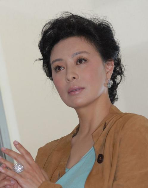 国家一级演员，出道40年零绯闻，丈夫身份显赫为人低调