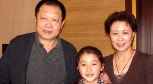 国家一级演员，出道40年零绯闻，丈夫身份显赫为人低调
