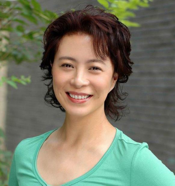 国家一级演员，出道40年零绯闻，丈夫身份显赫为人低调