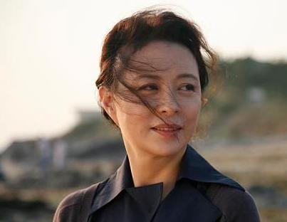 国家一级演员，出道40年零绯闻，丈夫身份显赫为人低调