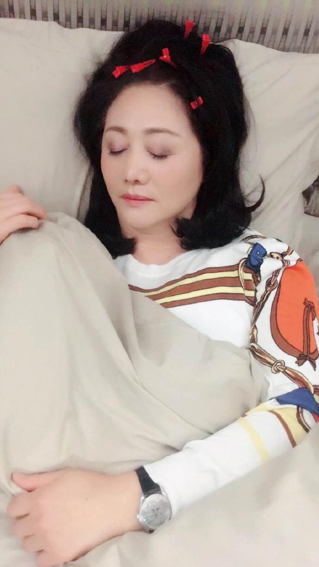 国家一级演员赵丽娟生活近照，与丈夫因戏结缘，如今52岁依旧美艳