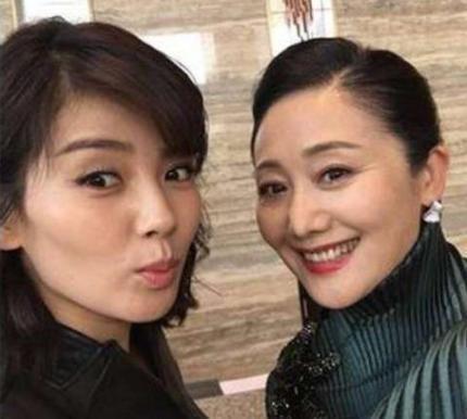 国家一级演员赵丽娟生活近照，与丈夫因戏结缘，如今52岁依旧美艳