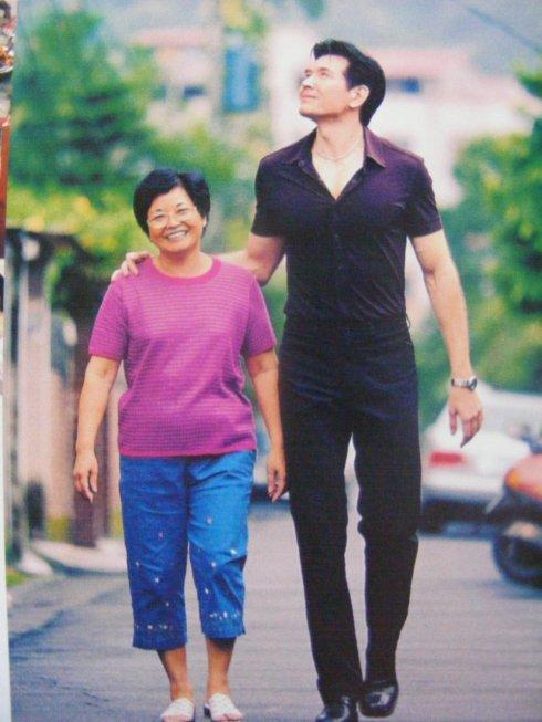 费翔、刘文正是“同性恋人”？3张合照“砸碎”这条谣言！