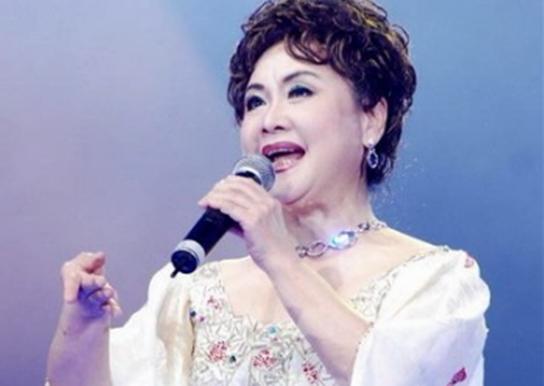 72岁李谷一全家近照，二婚丈夫年轻的犹如她儿子，前夫儿子有出息