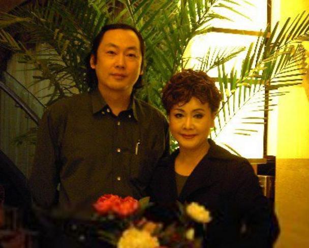 72岁李谷一全家近照，二婚丈夫年轻的犹如她儿子，前夫儿子有出息