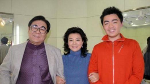 72岁李谷一全家近照，二婚丈夫年轻的犹如她儿子，前夫儿子有出息