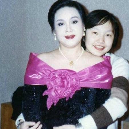 72岁李谷一全家近照，二婚丈夫年轻的犹如她儿子，前夫儿子有出息