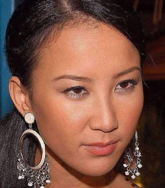 44岁李玟承认整容盛行，自嘲太老实巴交的了，对于生她们顺其自