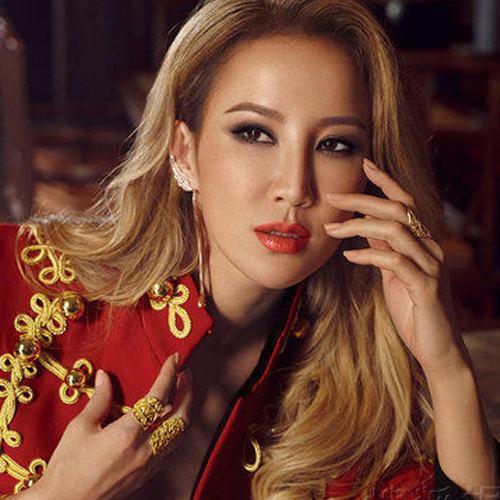 44岁李玟承认整容盛行，自嘲太老实巴交的了，对于生她们顺其自