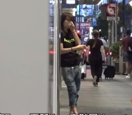 44岁世界级港女逛街被拍烟不离手，腰粗脸胖，当众抠鼻星味尽失！