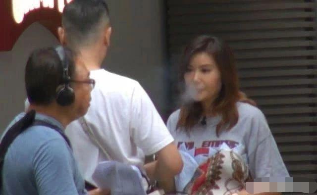 44岁世界级港女逛街被拍烟不离手，腰粗脸胖，当众抠鼻星味尽失！