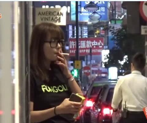 44岁世界级港女逛街被拍烟不离手，腰粗脸胖，当众抠鼻星味尽失！