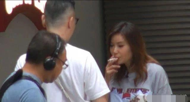 44岁世界级港女逛街被拍烟不离手，腰粗脸胖，当众抠鼻星味尽失！