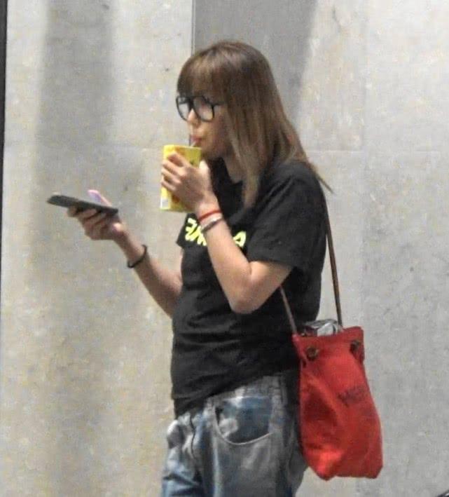 44岁世界级港女逛街被拍烟不离手，腰粗脸胖，当众抠鼻星味尽失！