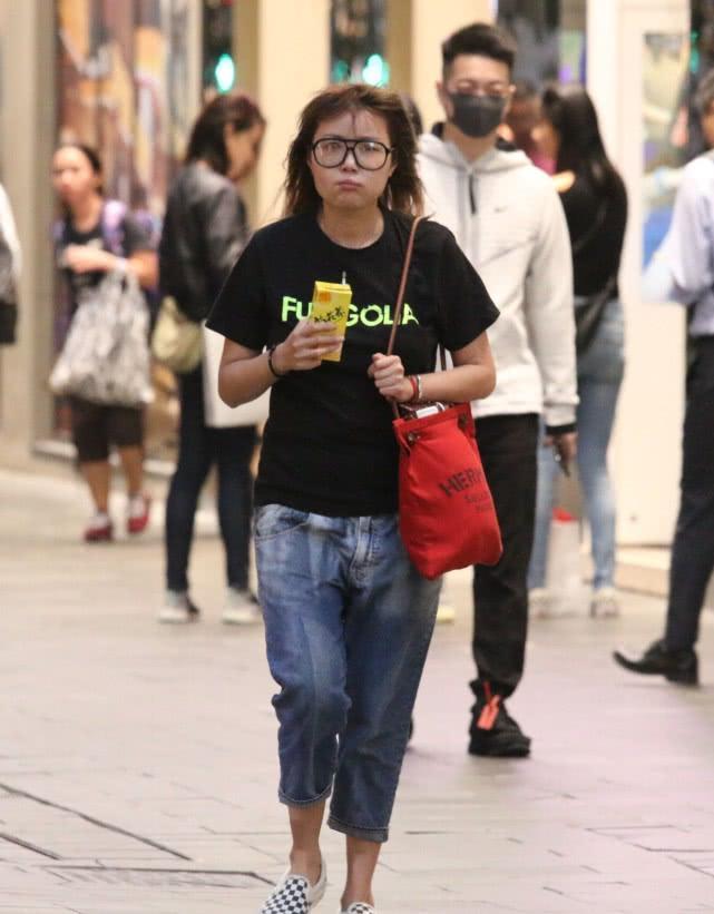 44岁世界级港女逛街被拍烟不离手，腰粗脸胖，当众抠鼻星味尽失！
