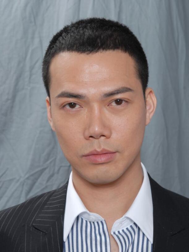 郭富城同学，《古惑仔》里的大天二，如今年过50和妻子幸福美满