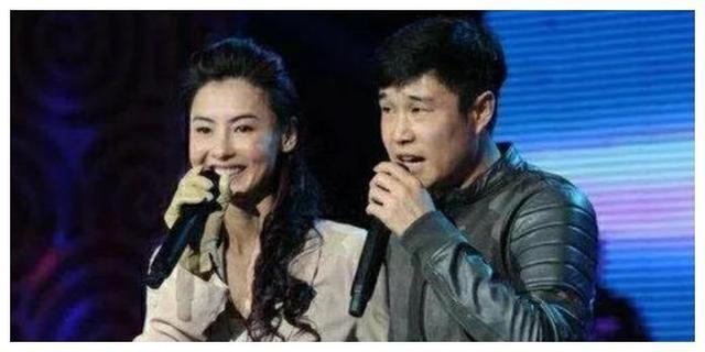 张柏芝胸前纽扣崩开，小沈阳紧抱缓解尴尬，却遭骂声一片