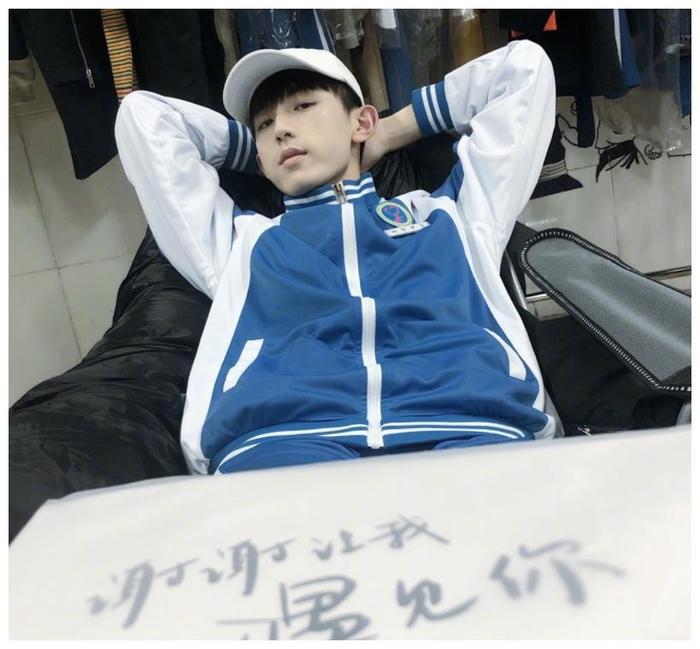 郭俊辰亲自官宣新剧，由于长得嫩又演高中生，看清女一后放心了
