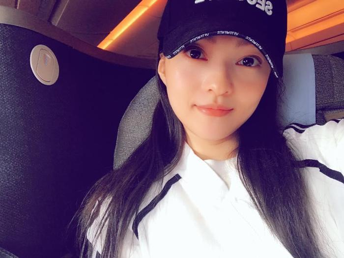 张韶涵妹妹含泪说出“弃养父母”真相，网友直呼：太不可思议！