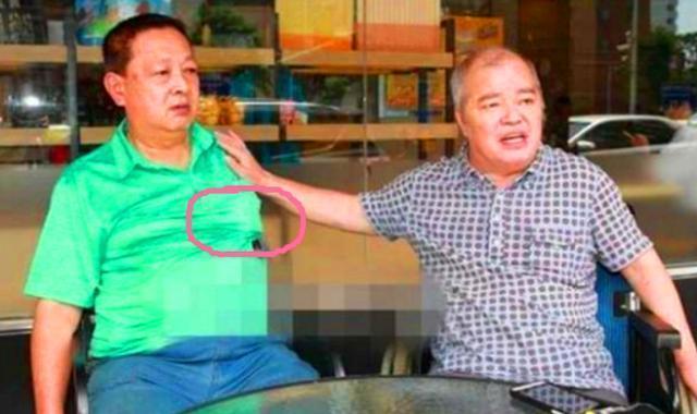 张韶涵妹妹含泪说出“弃养父母”真相，网友直呼：太不可思议！