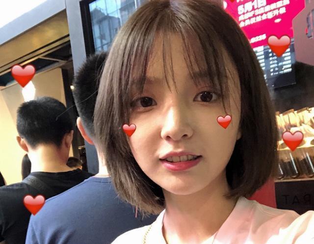斗鱼主播小米粥跟水友吐露心事：做直播很累，是深海鱼帮了我