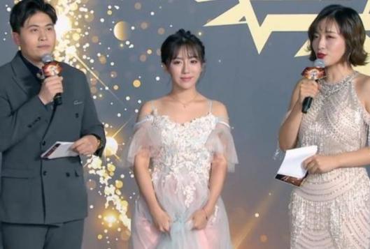 斗鱼年度盛典走红毯，宅男女神变广场舞大妈，网友：比我妈还难看