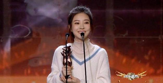 斗鱼年度盛典走红毯，宅男女神变广场舞大妈，网友：比我妈还难看