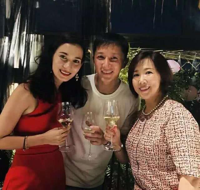 韩庚求婚成功？女友卢靖姗微博晒幸福，一张有钻戒，一张却P掉