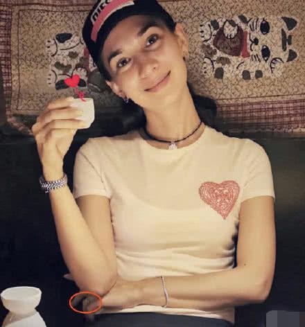 韩庚求婚成功？女友卢靖姗微博晒幸福，一张有钻戒，一张却P掉