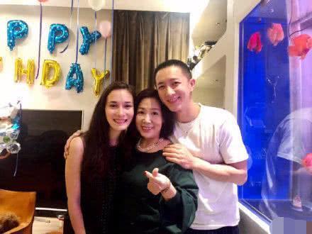 韩庚求婚成功？女友卢靖姗微博晒幸福，一张有钻戒，一张却P掉