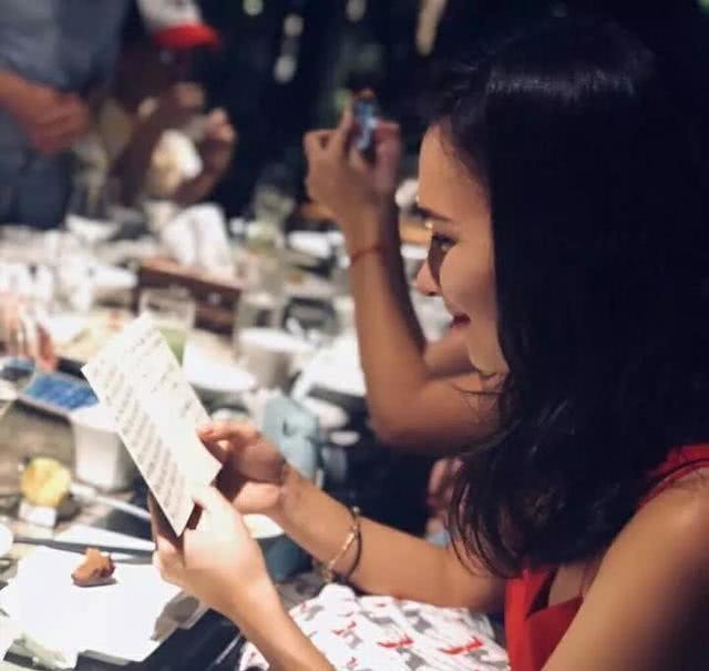 韩庚求婚成功？女友卢靖姗微博晒幸福，一张有钻戒，一张却P掉