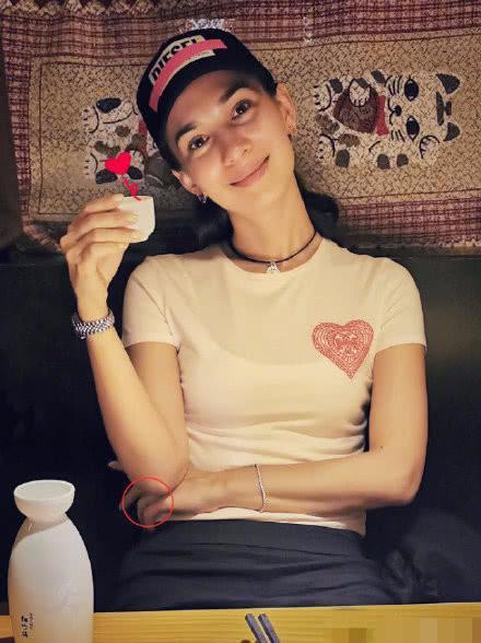 韩庚求婚成功？女友卢靖姗微博晒幸福，一张有钻戒，一张却P掉