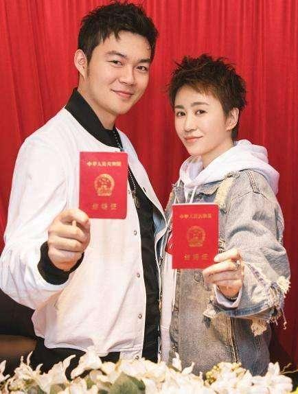 马丽高调晒结婚证, 丈夫比她小11岁, 又是一只小奶狗