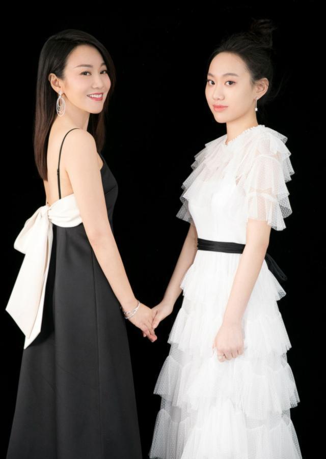 闫妮情史丰富离婚15年经历三段姐弟恋，今被曝劈腿小11岁男演员