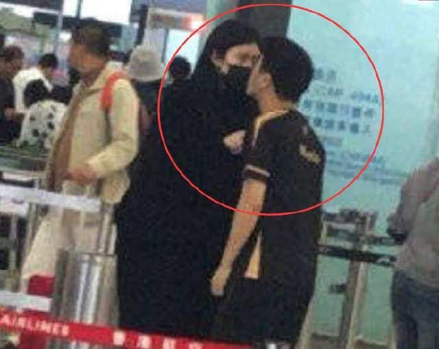 何猷君奚梦瑶机场罕见吻别,男方比女方低半头仰头亲吻甜中带萌