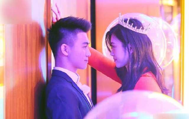 何猷君奚梦瑶机场罕见吻别,男方比女方低半头仰头亲吻甜中带萌